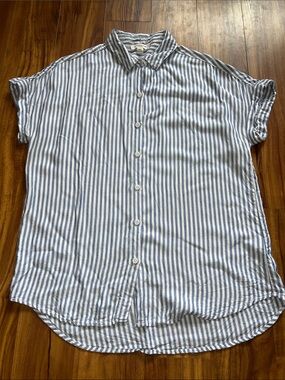 BeachLunchLounge blue and white vertical striped short sleeve button up medium